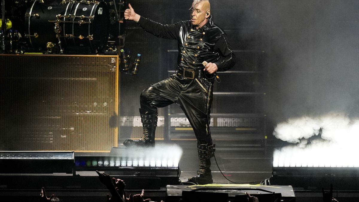 RECENZE: Provokace, umění i laciná show. Till Lindemann si libuje ve všem